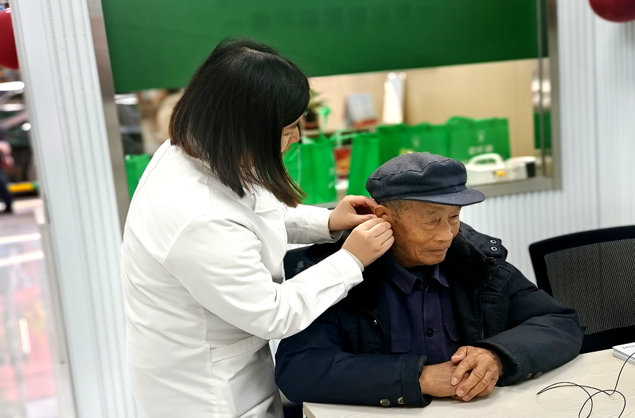 桃源县：10名退役军人、“三属”接受助听器捐赠