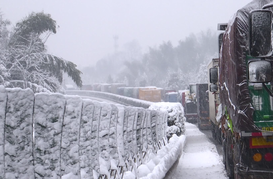 桃源：暴雪致十公里车辆滞留高速 多部门联合“雪中送餐”