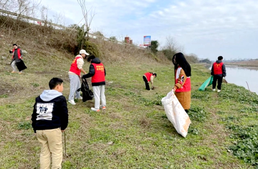漳江街道：开展“清理河道垃圾 美化河岸环境” 志愿服务活动