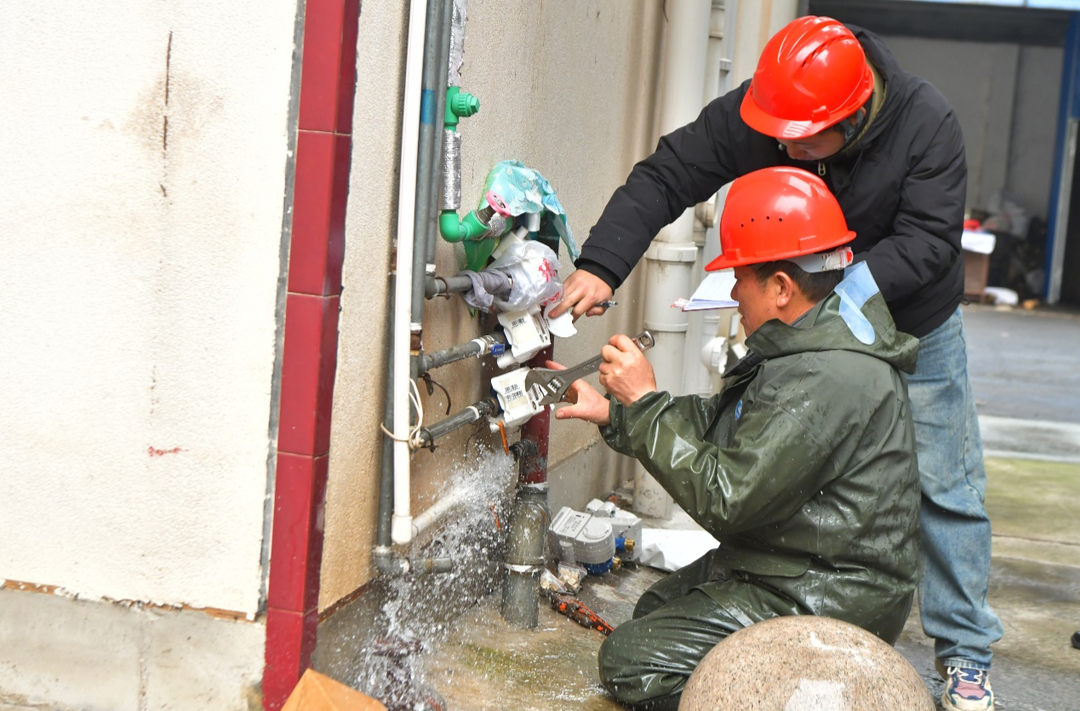 桃源县市政建设服务中心：寒潮冻爆水管水表 抢修人员奋战“冻点”