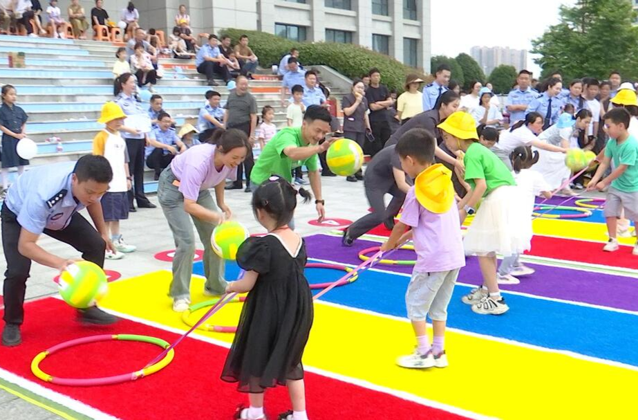 縣政法系統(tǒng)開展“警心護(hù)童心 歡樂六一行”警營開放日活動