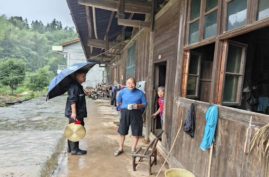 鄭家驛鎮(zhèn)：暴雨中的他們巡不漏戶贏“險情” 連夜轉(zhuǎn)移奪“先機”