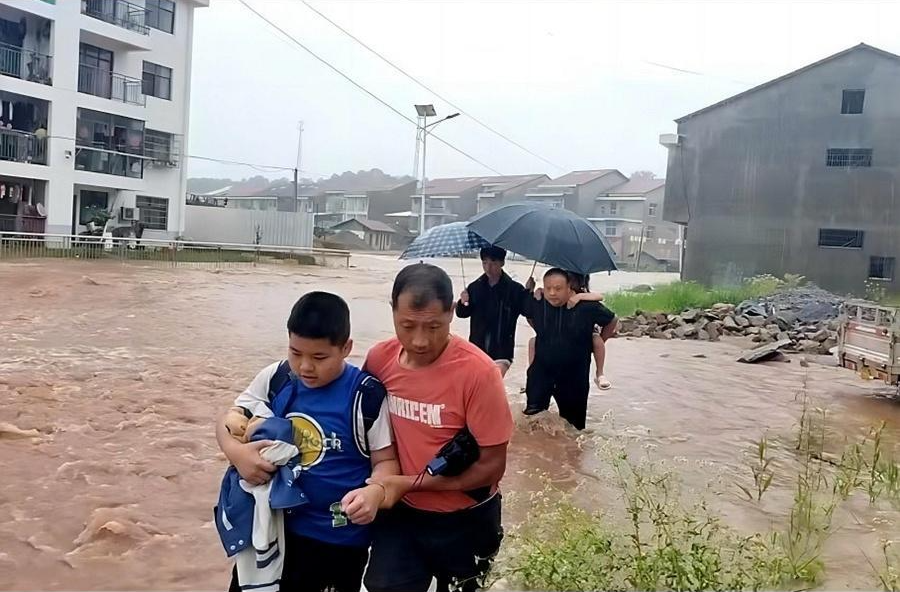 佘家坪鎮(zhèn)：防汛救災(zāi)一線黨旗紅