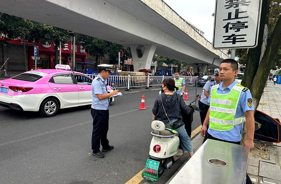 浔阳街道持续开展“一盔一带”， 保护暑期学生出行安全