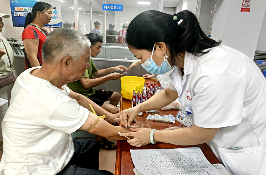 漳江街道：免費體檢進社區(qū) 助老活動“零距離”