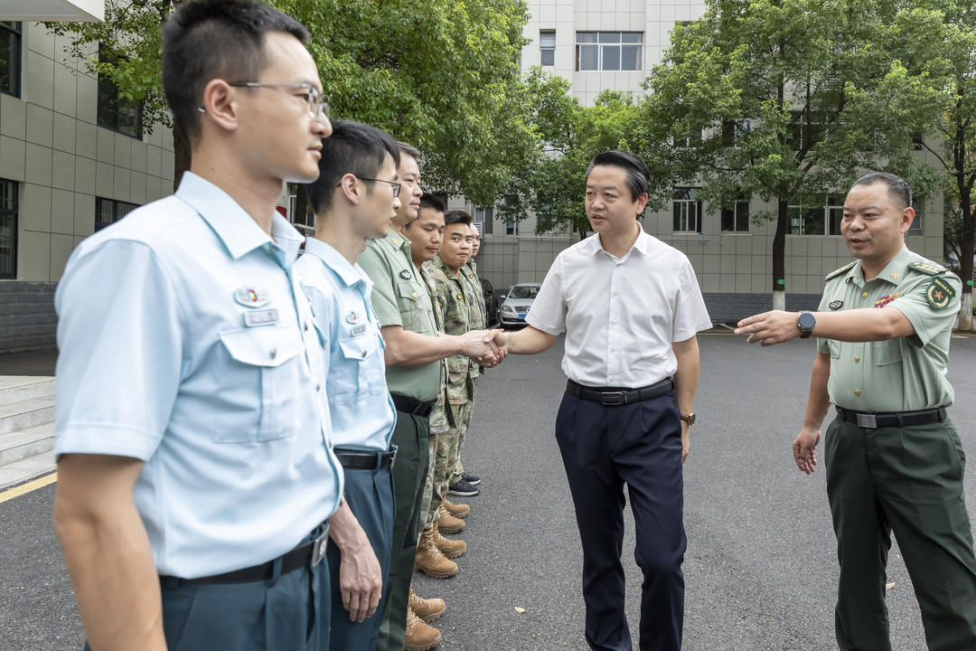 黃偉雄帶隊(duì)開展“八一”建軍節(jié)慰問