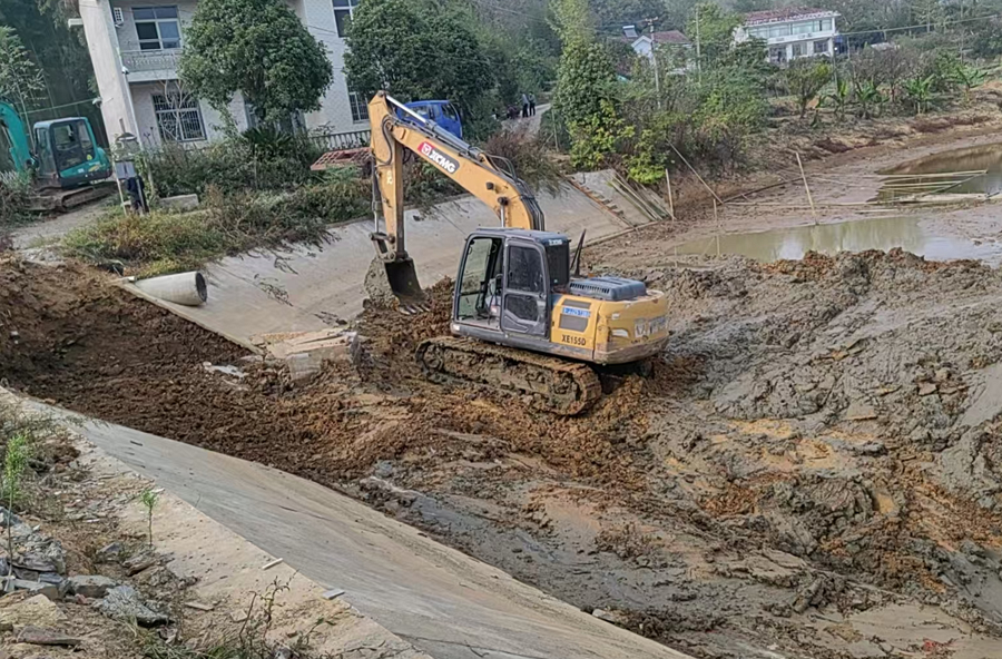 漆河镇：村居显担当，全力整修道路堰塘