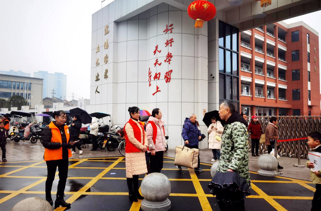 漳江街道：护校安全行动，为学生撑起“平安伞”