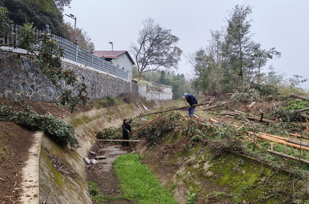 架桥镇：清理沟渠助防汛 未雨绸缪保畅通