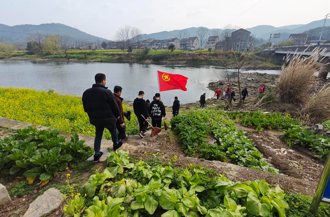 黄石镇：学习雷锋好榜样，助力校园周边环境整治