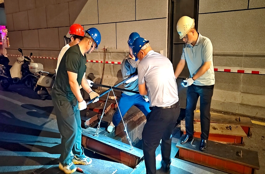 漳江垸委会：夜试新河桥闸 护航交通水利