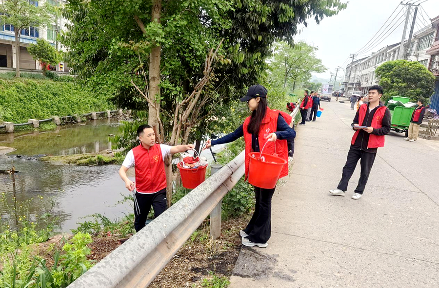 泥窝潭乡开展红星河河道清理行动