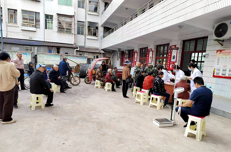 龙潭镇：优化政务服务 健康义诊暖民心