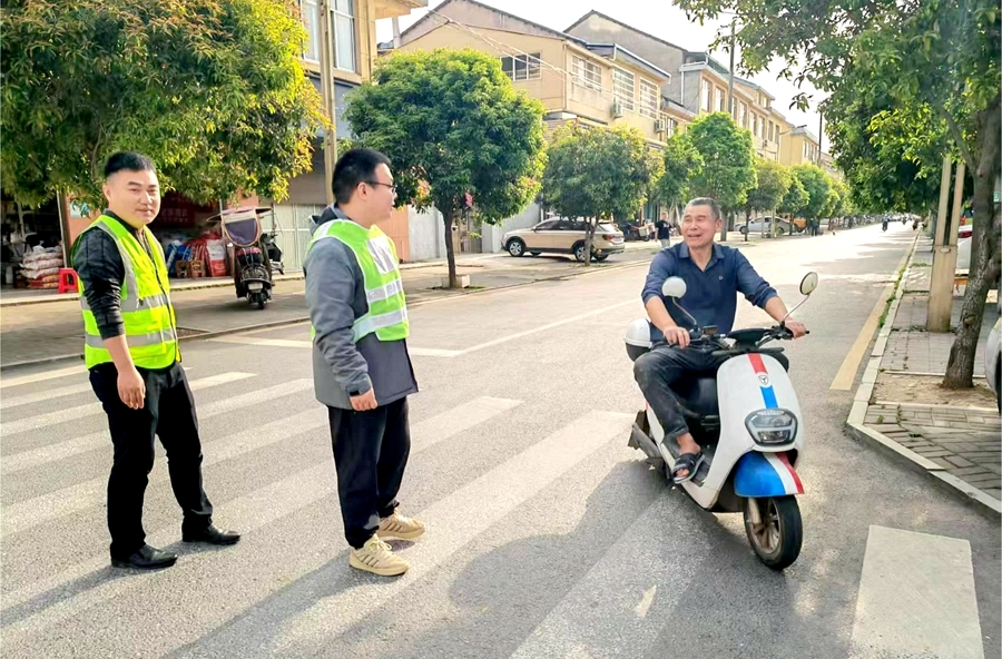 木塘垸镇：开展文明交通劝导志愿服务活动