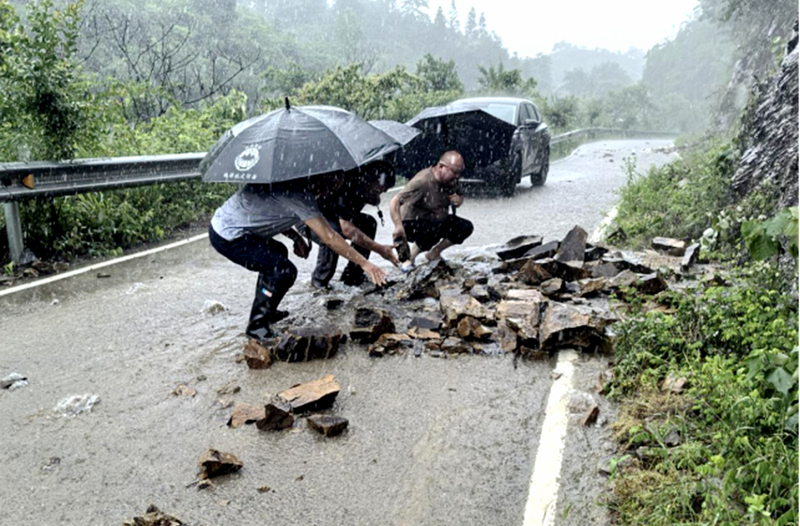 风雨同心护家园——龙潭镇党员干部全力以赴做好防汛抗洪工作