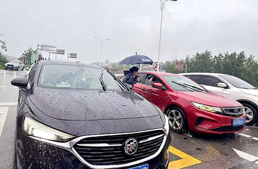 湖南高速集团常德分公司桃源收费站：暴雨中的坚守