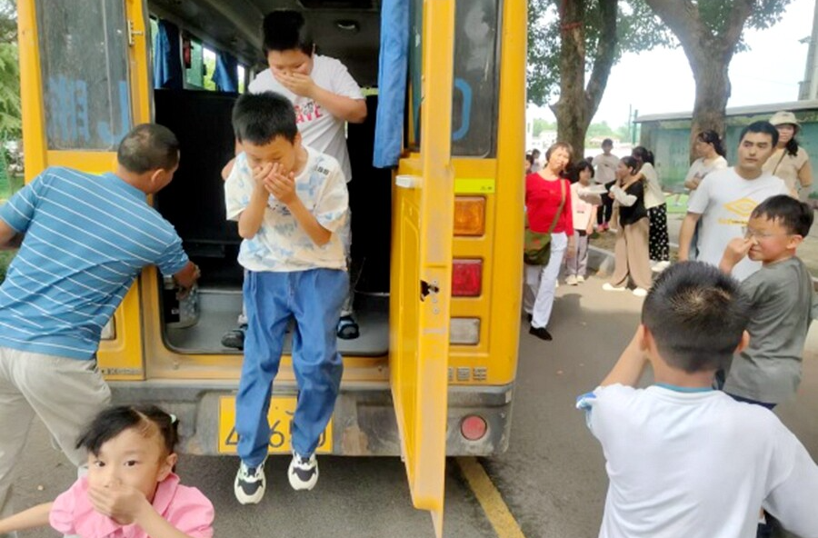 桃源县深水港中学进行校车突发事故应急演练