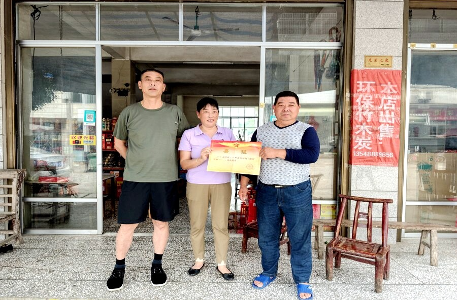 理公港镇：下村送喜报 更换“光荣牌”暖人心