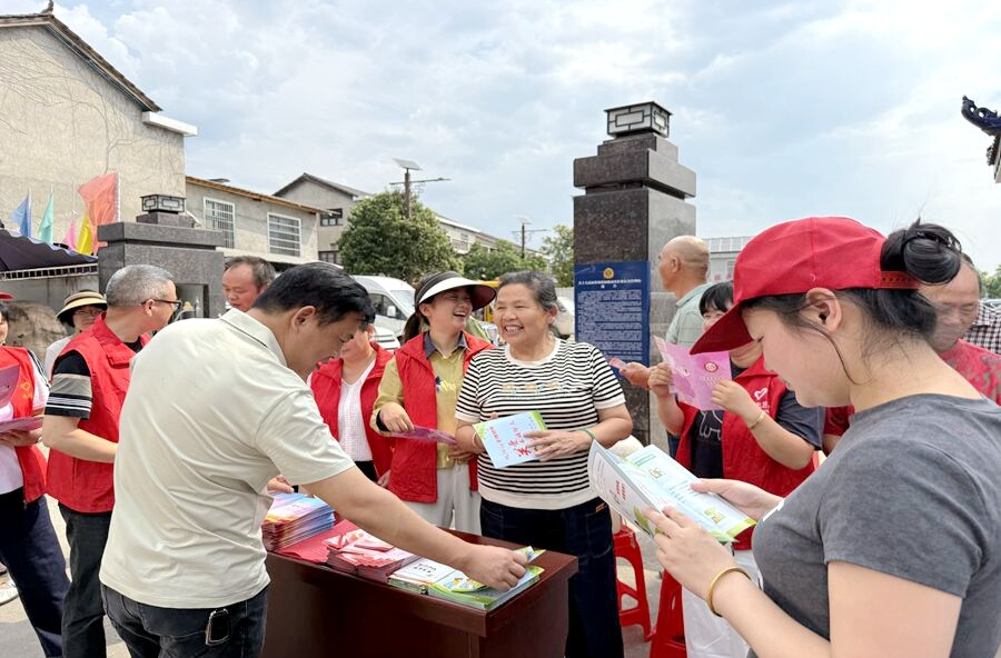 郑家驿镇：多部门联动送服务 民法典宣传暖民心