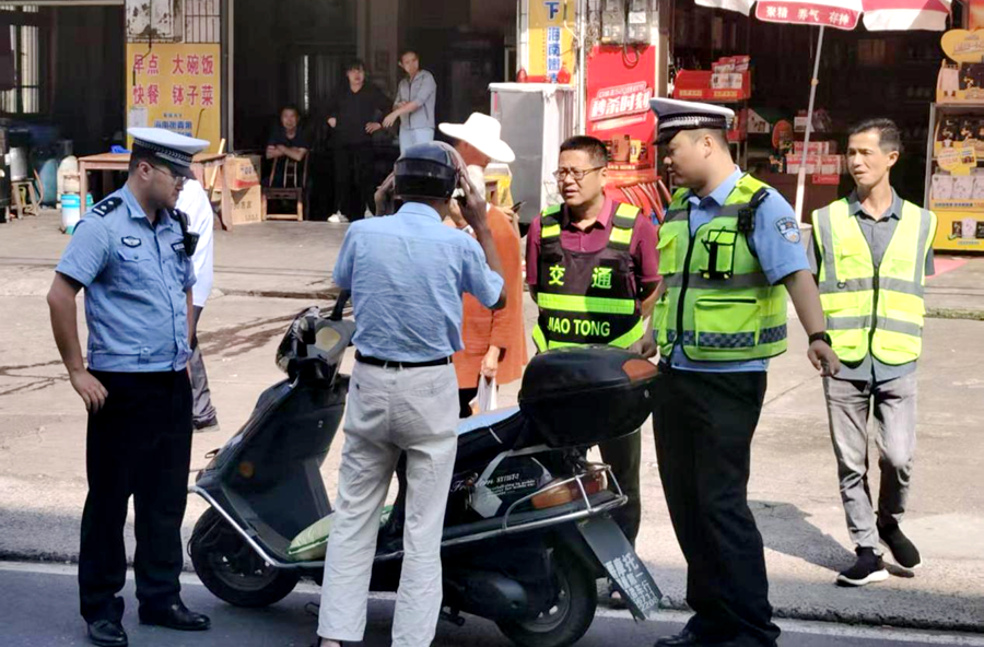 漆河镇“戴盔行动”再发力 整治守护出行“安全头”