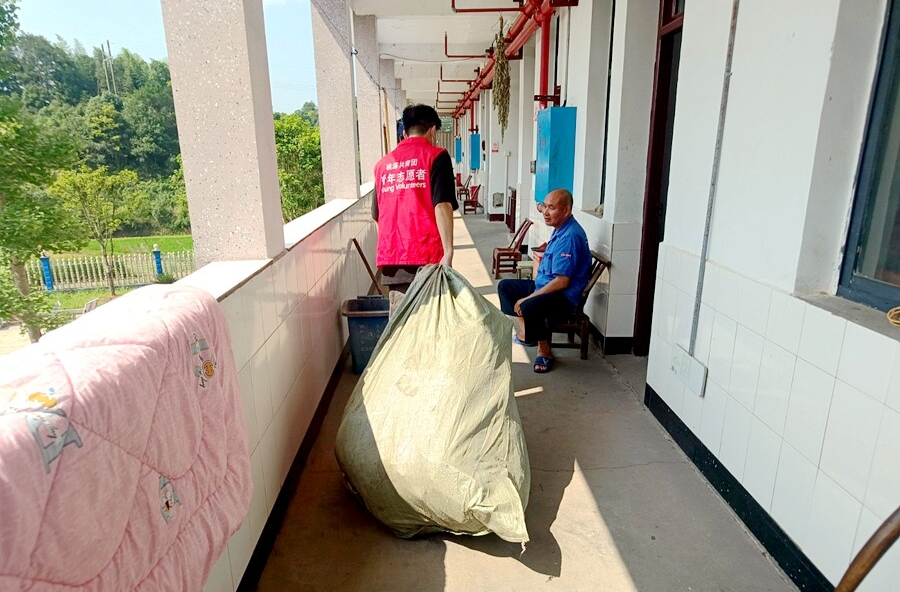 泥窝潭乡：情暖敬老院 关爱显担当