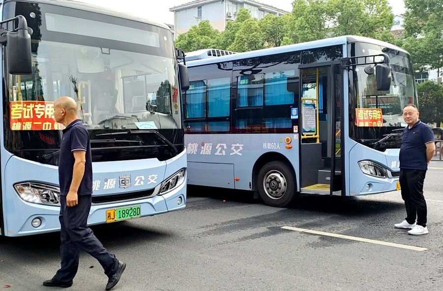 学考进行时：公交“摆渡人”的坚守与温暖