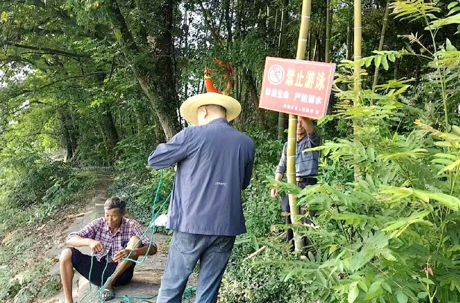 筑牢生命防线 守护水域安全——夷望溪镇全面推进防溺水救生设施安装工作