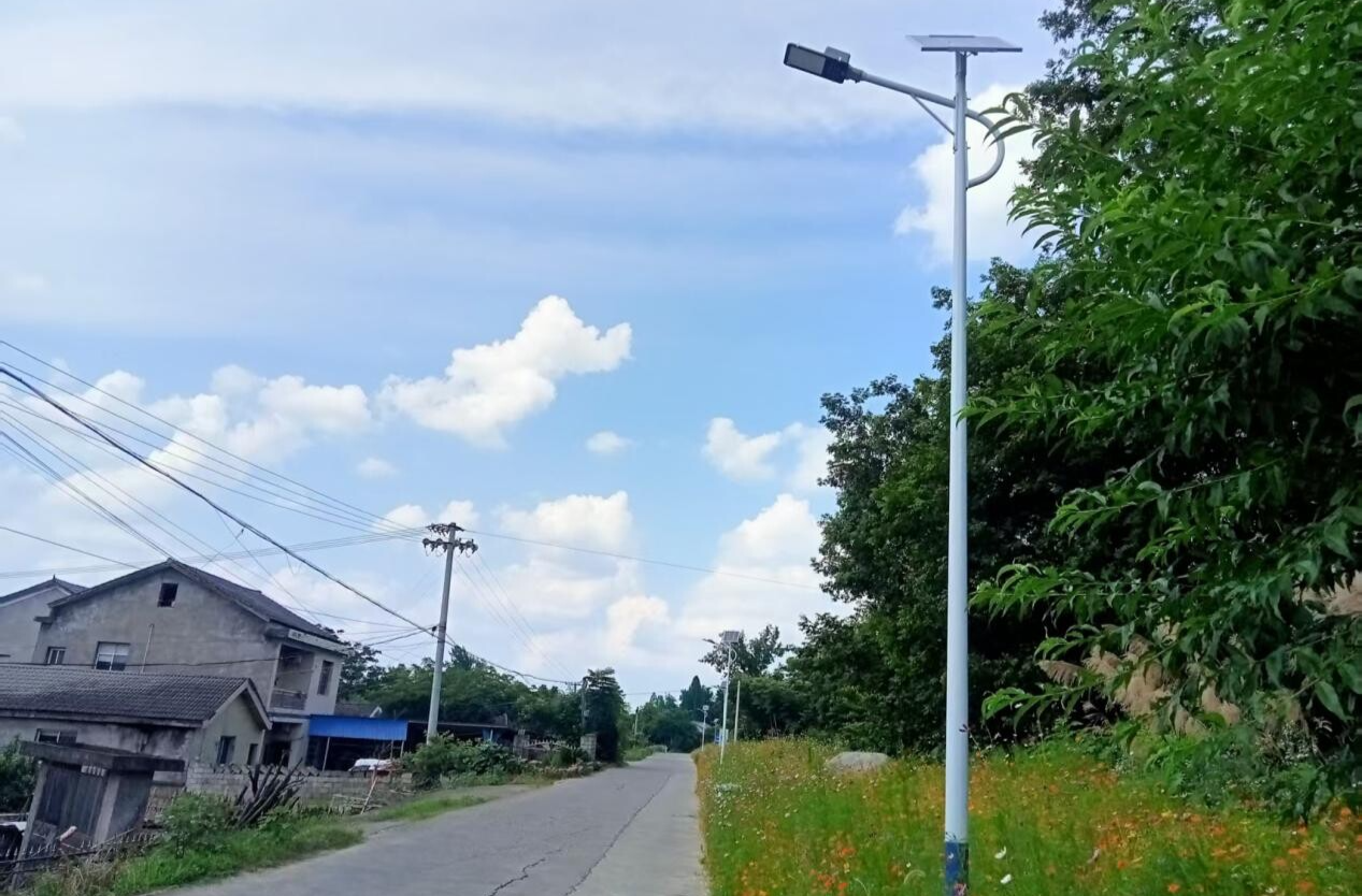 潯陽街道：8 盞太陽能路燈點(diǎn)亮福慶山村 “平安夜”