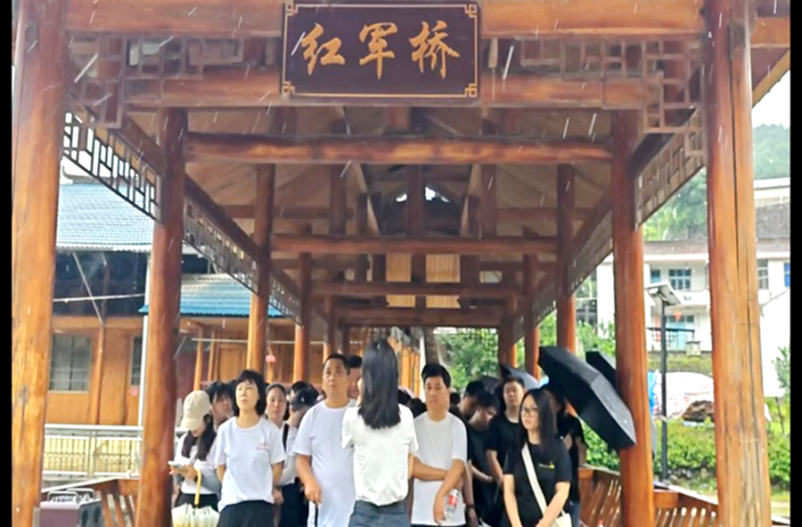 尋跡紅色征程 賡續(xù)精神血脈——桃源縣青干班赴西安鎮(zhèn)大水田村開展現(xiàn)場教學(xué)