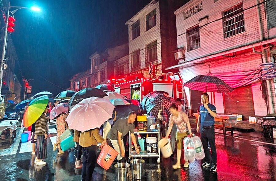 夷望溪鎮(zhèn)：雨夜送水，用“實(shí)戰(zhàn)”護(hù)民生