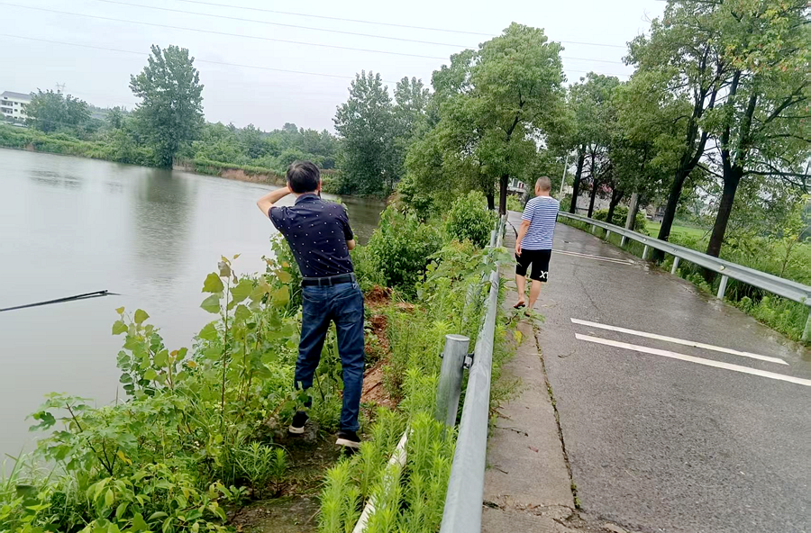 架橋鎮(zhèn)：守護(hù)群眾出行 實(shí)地勘察道路邊坡垮塌隱患