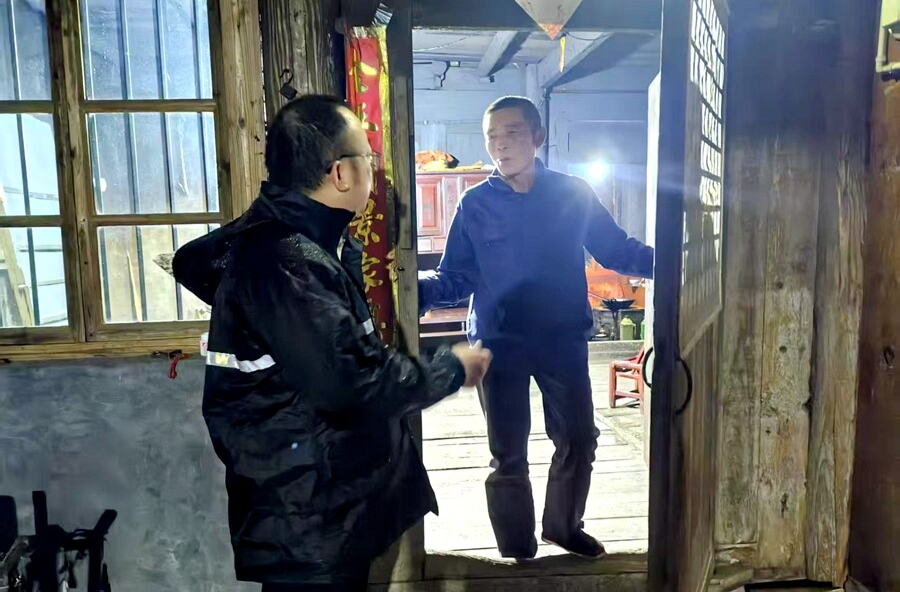 暴雨夜的“逆行者”：西安鎮(zhèn)干部冒雨冒黑轉(zhuǎn)移群眾護(hù)平安