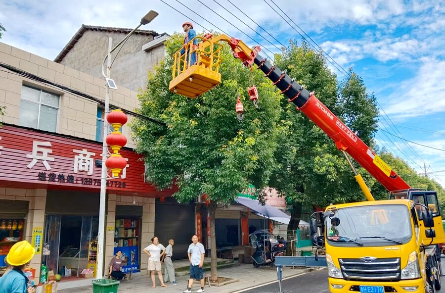 剪市鎮(zhèn)：修剪路燈清樹枝 點亮鄉(xiāng)村“幸福路”