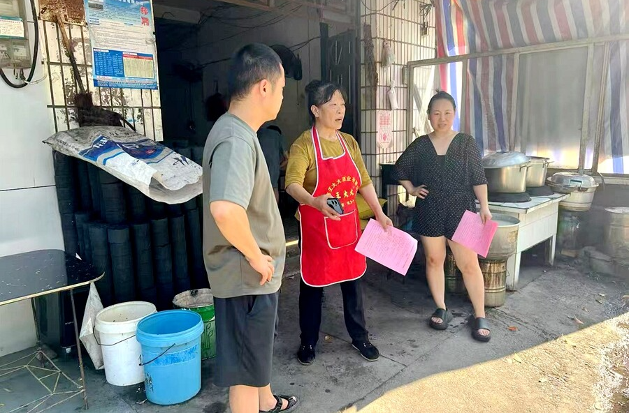 观音寺镇：推行“门前三包”，共建美丽集镇