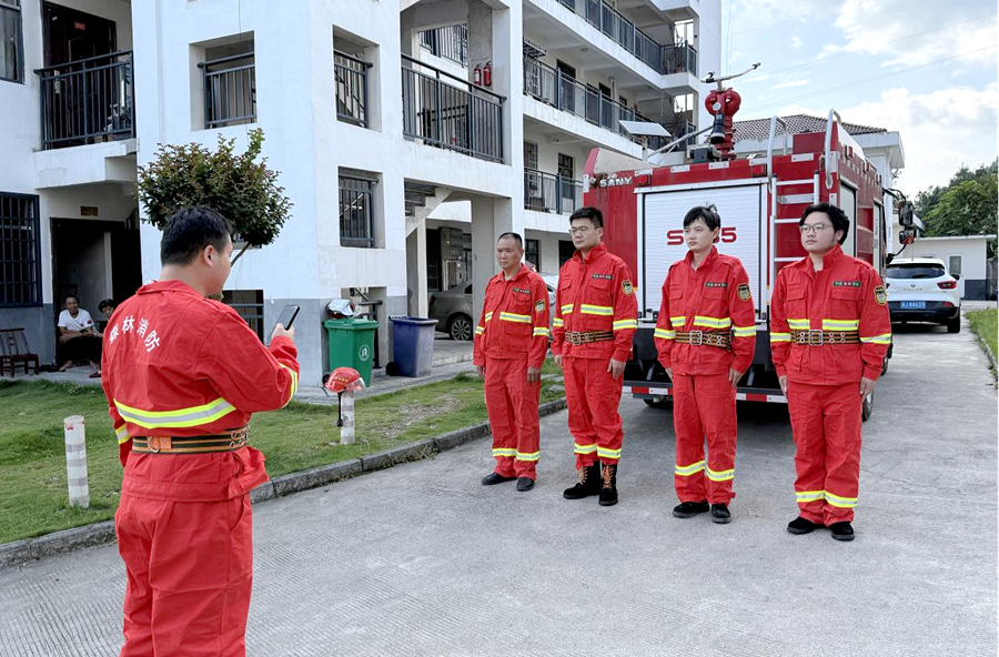 警报响、浓烟起、快疏散——西安镇集镇安置小区消防演练提升居民“安全感”
