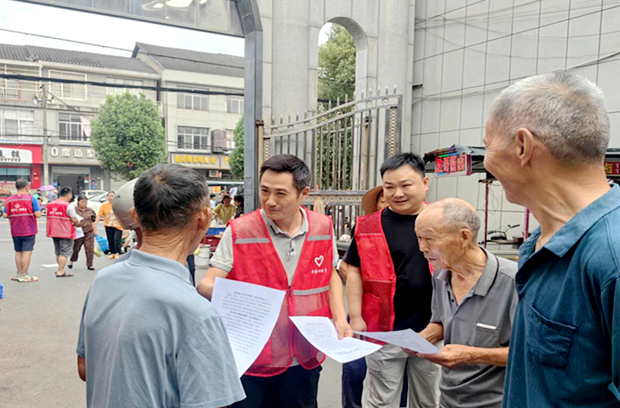 青林回维乡：“红马甲”进集市 秸秆禁烧宣传忙