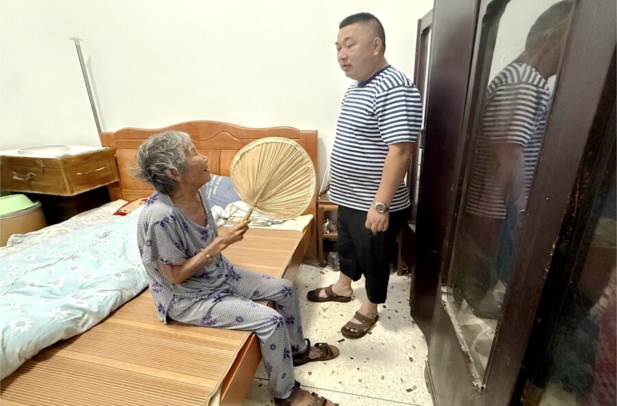 木塘垸镇：高温下的暖心接力 助力八旬老人平安回家