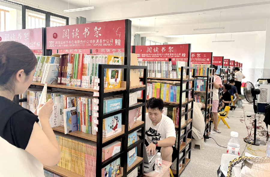 书香添翼 共筑文津智慧殿堂 ——桃源县新华书店高效完成文津学校图书上架