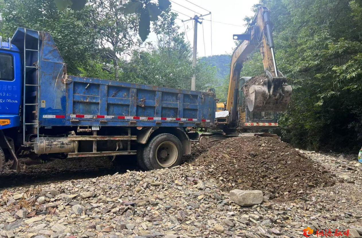 桃源县住建局：闻汛而动，争分夺秒疏通洪灾阻塞道路
