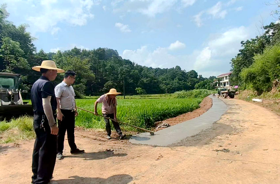 泥窝潭乡：公路扩宽惠民生 一路通连百家兴