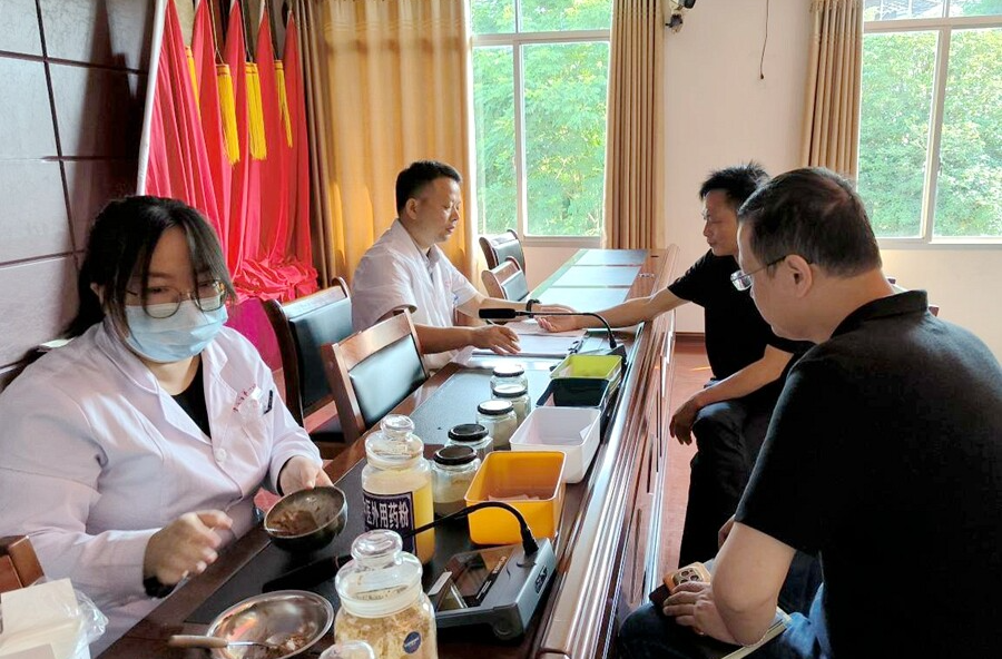 漆河镇：冬病夏治正当时，暖心服务送到岗