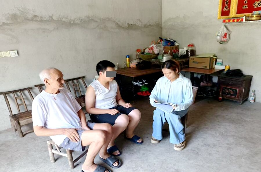 郑家驿镇：“点燃希望”助学行动 爱心浇灌未来之花