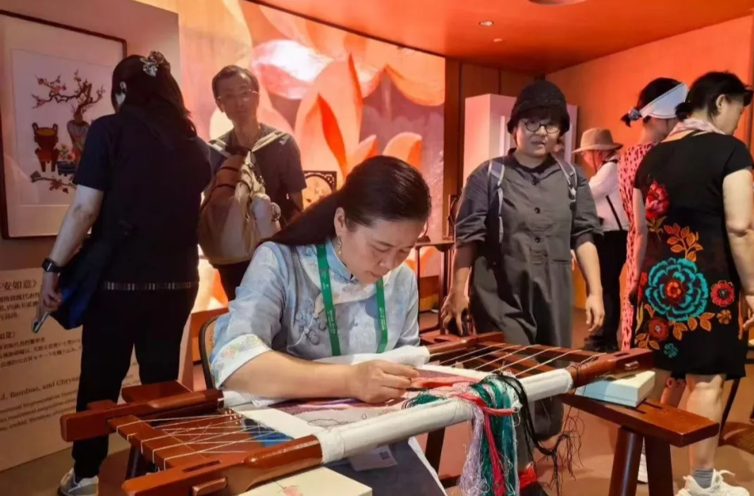针线织就湖湘魂——桃源刺绣闪耀大阪世博会