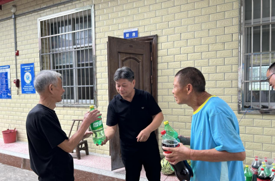 观音寺镇：夏日送清凉，把温暖送到群众心坎上