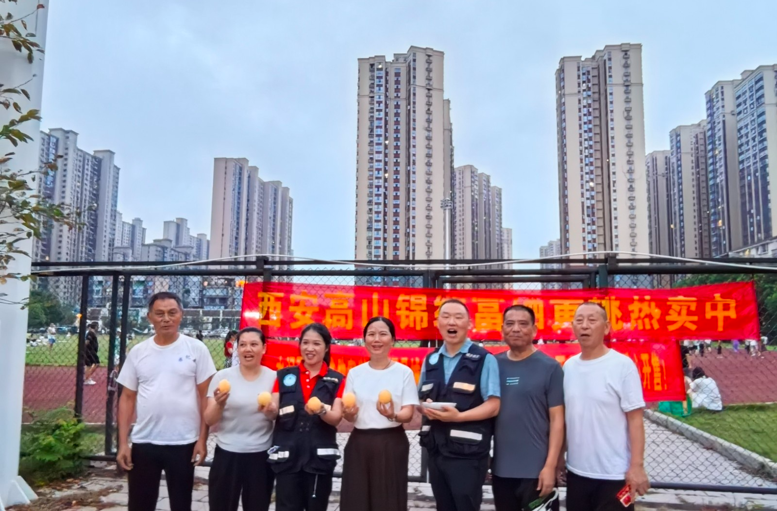 西安村高山富硒黄桃热销背后：公益力量助农解困显担当