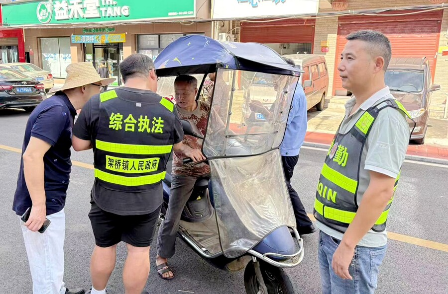 架桥镇：交通劝导“小叮嘱” 守护道路“大安全”