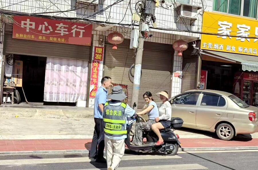 架桥镇：柔情执法护安全 摩托管理获民心