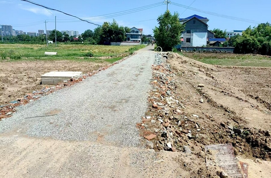 浔阳街道：修复破损路面 铺就幸福坦途