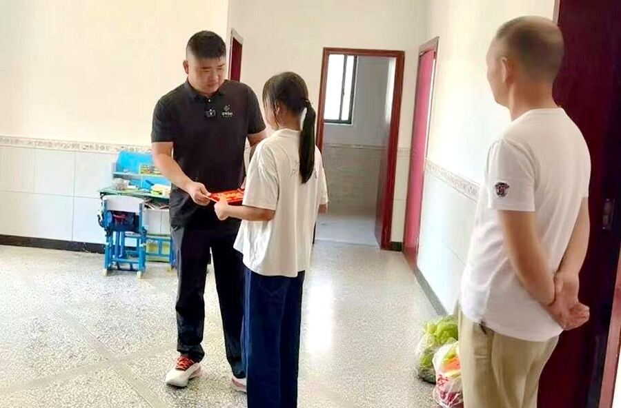 愛心育苗潤春蕾 情暖桃源助成長——市返鄉(xiāng)創(chuàng)業(yè)聯(lián)合會企業(yè)家開展“育苗計劃”慰問活動