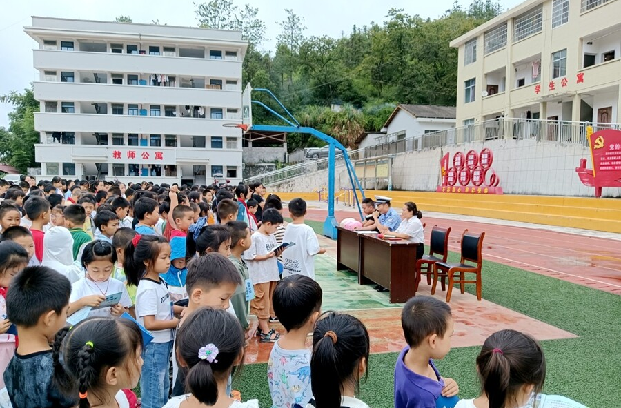 牛车河镇：提升交通安全意识  加强自我防护能力
